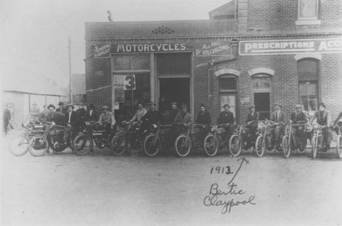 Motorcyclists posing in front of Parson's Motorcycle Shop in Plaza Square, Orange, California, 1913