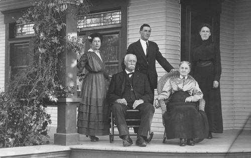Ainsworth House with group portrait, Orange, California, 1917
