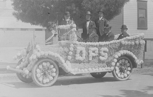 Woman's Club of Orange Flower Show Parade with Carl Jorn's decorated automobile, Orange, California, 1917