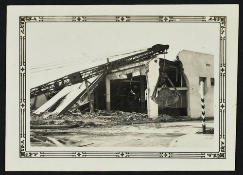Crane in front of a building, Long Beach Blvd. & Compton, damage from the 1933 earthquake