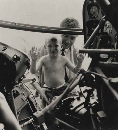 Robert Briscoe & child looking at plane