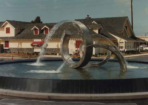 Financial Center fountain & Bobby McGees