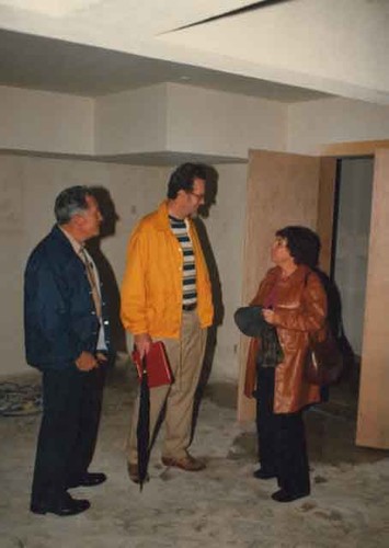 Rosemarie Harris talking with 2 men