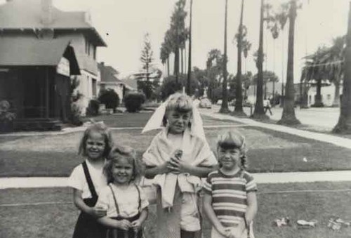 Hubard children & others in front of houses