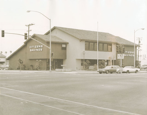 Citizens savings on corner of Oxnard Blvd. & Wooley Road