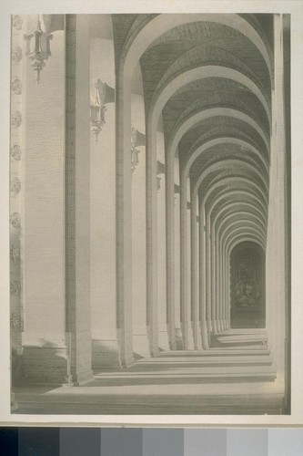 [Colonnade, Court of Abundance (Louis Christian Mullgardt, architect).]