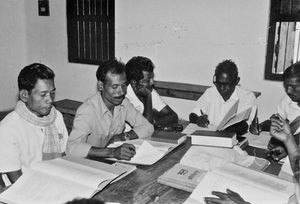 Kirkeledermøde i Bangladesh Lutherske Kirke/BLC, 1981. Fra venstre: (NN), Biren Bormon, Benu, Maidas Marndi, (NN)
