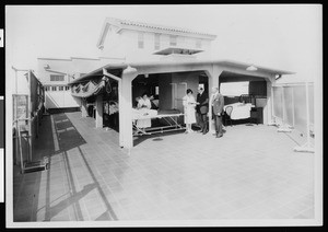 Los Angeles County General Hospital patients and staff on Roof 780, Unit Number 2, ca.1925