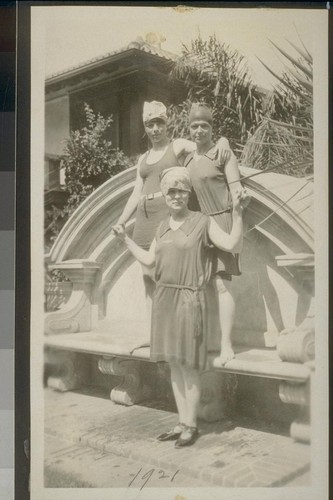 1921 [Women in bathing suits]