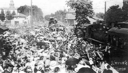 Troops boarding train at railway depot, Visalia, 1917