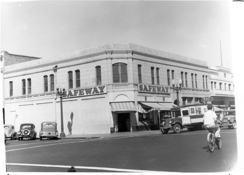 Safeway Market in Downtown Hanford