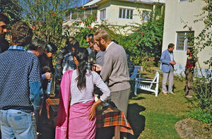 Kathmandu, Nepal. Fra et møde på UMN's Hovedkontor. Der er kaffepause i haven, december 1984