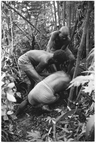 Burial of corpse of the priest Gooboo, of Ga'enaafou