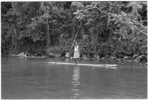 Folofo'u on bamboo raft in Sinalagu Harbour