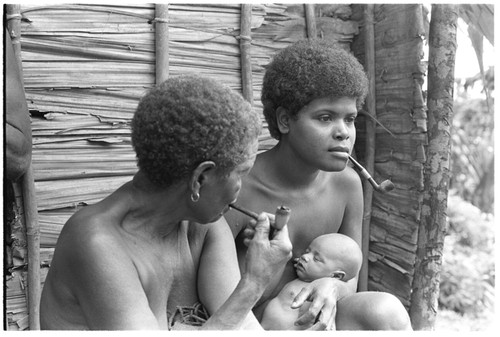The kwai'okoa'i birth helper and baby sit with Lamana of nearby Maaburu