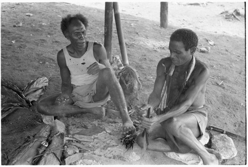 Folofo'u and another man doing aringa divination