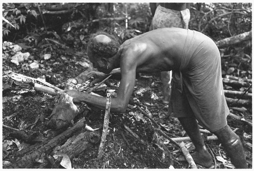 Folofo'u, secondary priest of Kwailala'e, preparing the sacrificial fire