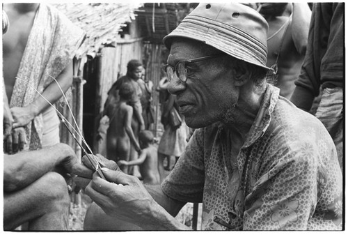 Master artist Sulafanamae of Tofu plaiting a comb