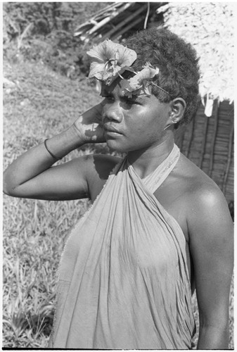 Alegeni with hibiscus flower in hair