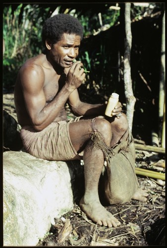 Maenaa'adi of Furisi'ina chewing betelnut