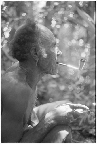 Folofo'u of Kwailala'e with his steel pipe made from WWII aircraft