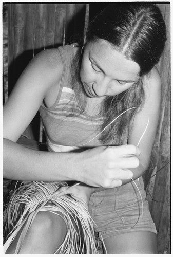 Shelley Schreiner learning plaiting from Moruka, daughter of 'Elota