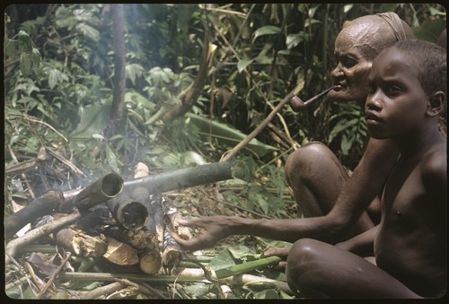 Mamaniageni and old Boori'au cooking in some bamboos