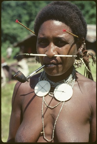 Portrait of woman ('Oiru'a) with traditional ornaments