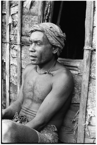 Portrait of Maenaa'adi sitting by door