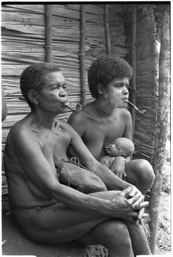 The kwai'okoa'i birth helper and baby sit with Lamana of nearby Maaburu