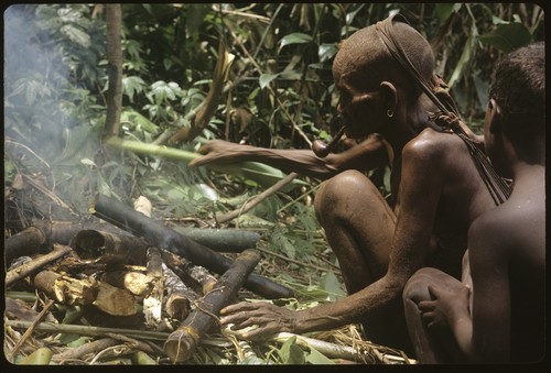 Mamaniageni and old Boori'au cooking in some bamboos