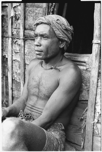 Portrait of Maenaa'adi sitting by door