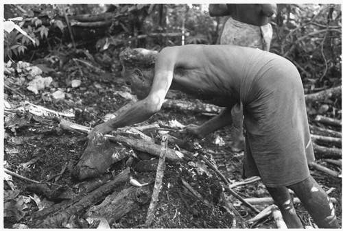 Folofo'u, secondary priest of Kwailala'e, preparing the sacrificial fire