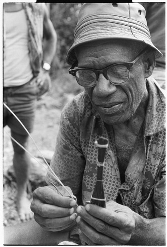 Master artist Sulafanamae of Tofu plaiting a comb