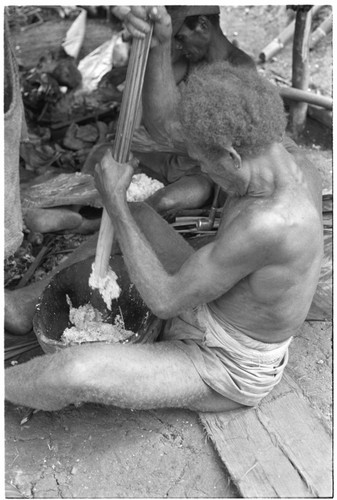 U'udifaka pounding taro dough