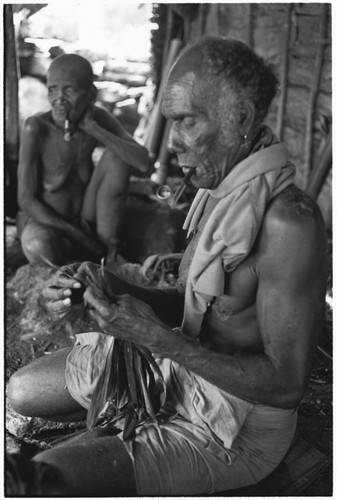 Folofo'u performing divination with cordyline leaves