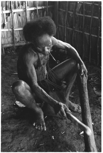 Elota makes ruu barkcloth by beating it from a stick. It is banyan bark