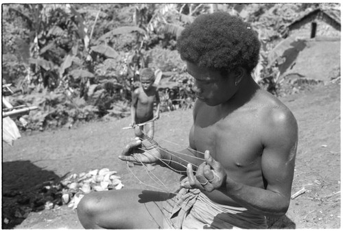 Nene'au So'ogeni making lalefui'olanga string figures