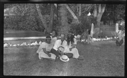 Cook Island girls with unidentified European man