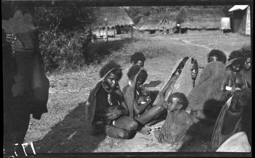 Women with pigs at hookworm lecture, Dilava