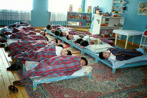 Middagshvil i Børnehaven i fattigkvarteret i Ulaan Bator, Mongoliet