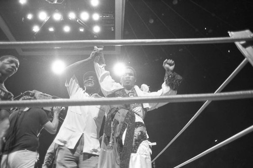 Hedgeman Robertson declaring victory over Andy Price at The Forum, Inglewood, California, 1983