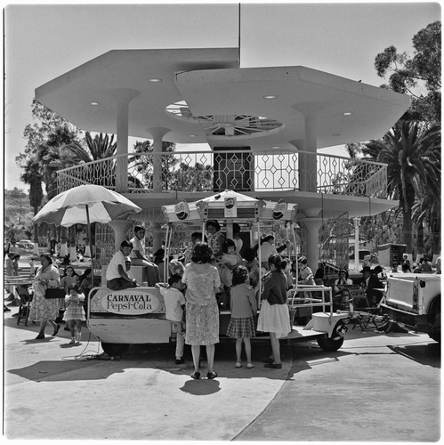 A Sunday afternoon in Teniente Guerrero Park with the kiosk, now removed