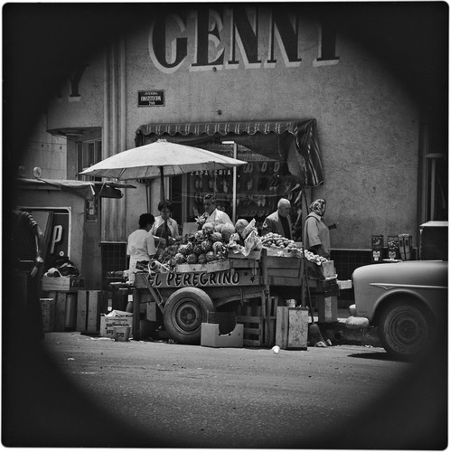 Fruit vendor "El Peregrino" on Avenida Constitución