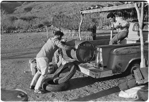 Loading fuel drums at Rancho Kakigüi