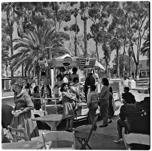 A Sunday afternoon in Teniente Guerrero Park with the kiosk, now removed