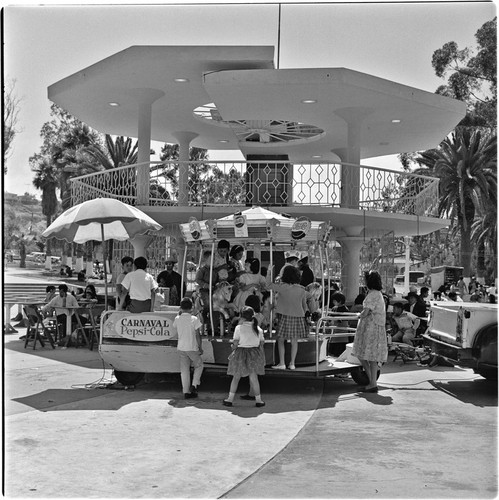 A Sunday afternoon in Teniente Guerrero Park with the kiosk, now removed