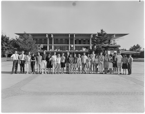 Revelle College Plaza, students