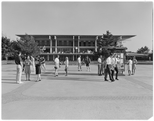 Revelle College Plaza, students