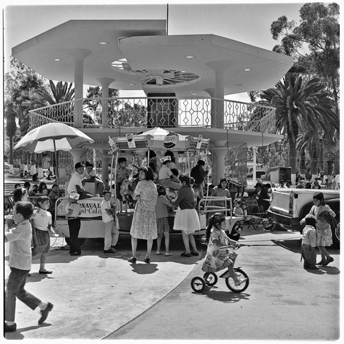 A Sunday afternoon in Teniente Guerrero Park with the kiosk, now removed